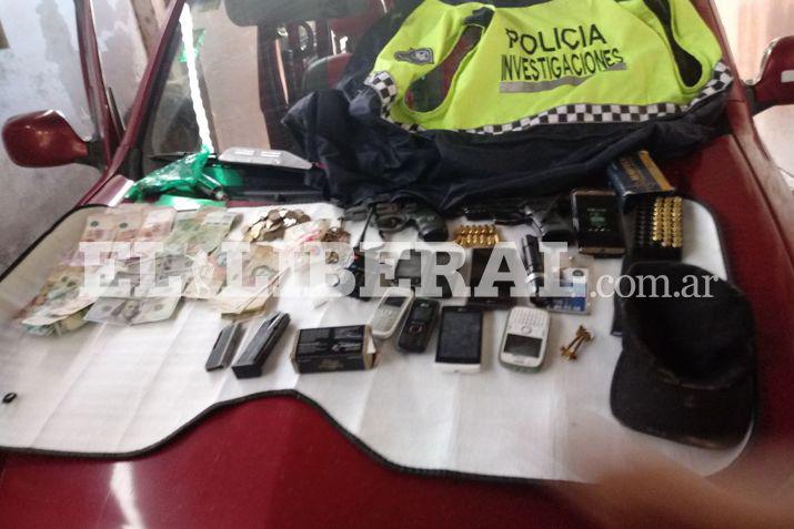 Los sospechosos portaban uniformes de la policía tucumana armas de fuego balas dinero celulares y droga