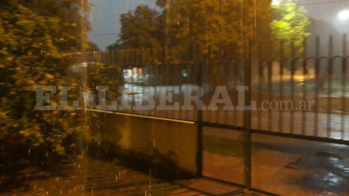 Una intensa lluvia cayoacute sobre la ciudad de Las Termas