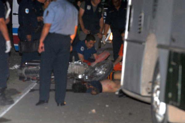 Violento choque frontal de motocicletas terminoacute con dos joacutevenes muertos 