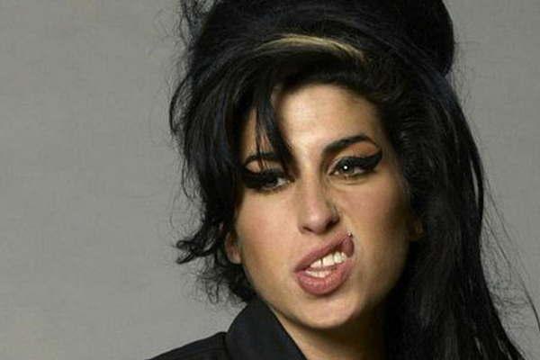 Amy Winehouse sigue hacieacutendose oiacuter 