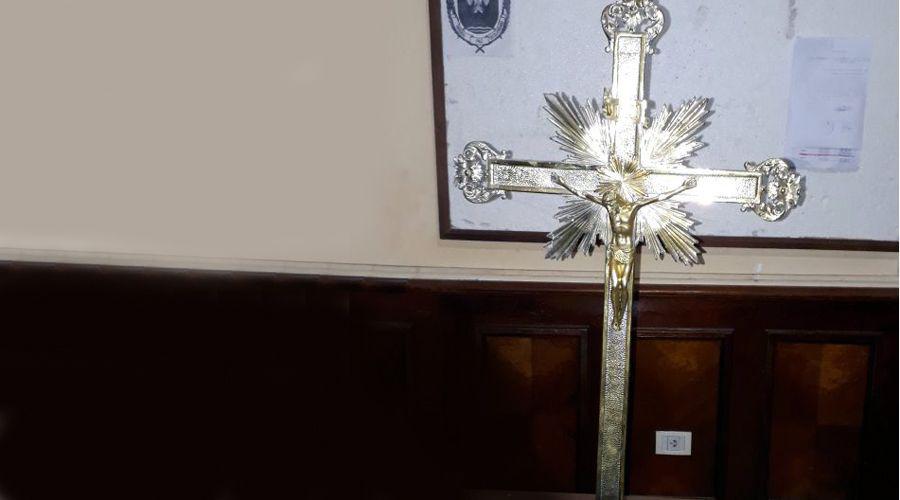 Un hombre con retraso mental roboacute una cruz desde la Catedral