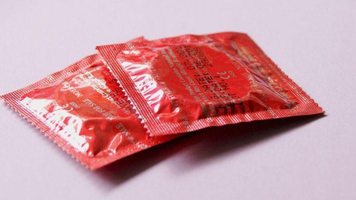 La ANMAT retiroacute del mercado un lote de preservativos de conocida marca