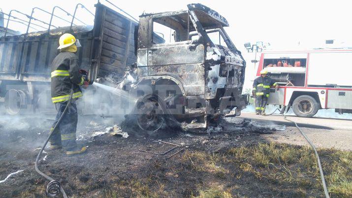 Un camioacuten cargado con soja se prendioacute fuego sobre Ruta 21