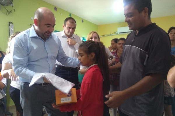 El intendente Mirolo entregoacute indumentaria a futuros alumnos de la Escuela Primaria Municipal