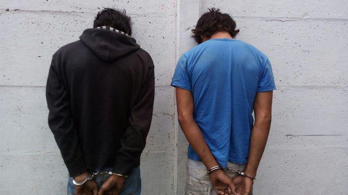 Friacuteas- detienen a joacutevenes por atacar a una familia