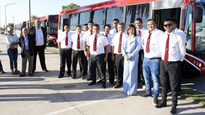 Empresa de colectivos presentoacute doce unidades polarizadas