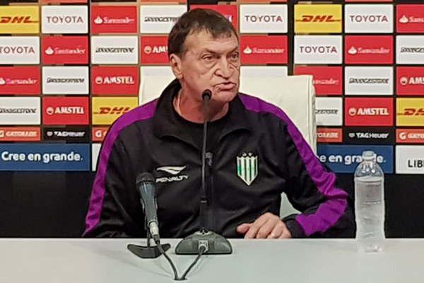 Banfield quiere renovar el contrato de Julio Falcioni 