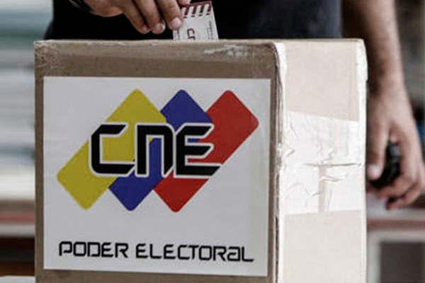 Aplazan las elecciones presidenciales en Venezuela hasta mayo