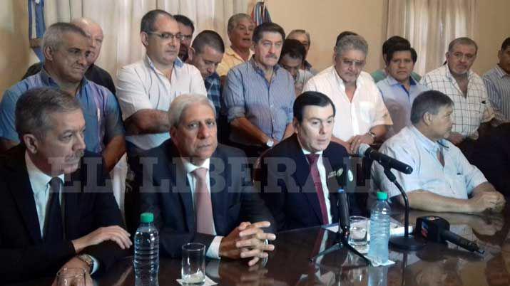 El gobernador anuncioacute un aumento al baacutesico de docentes y estatales