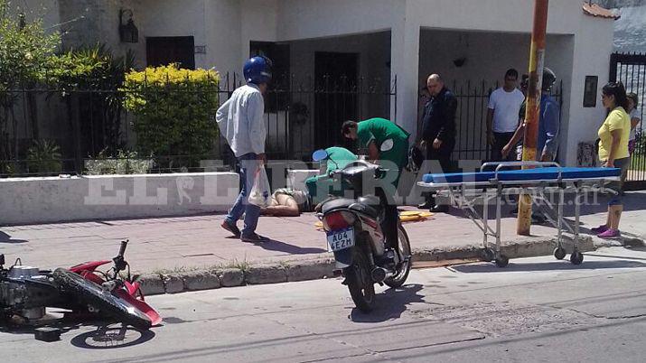 Chocoacute con su moto y sufrioacute heridas de consideracioacuten