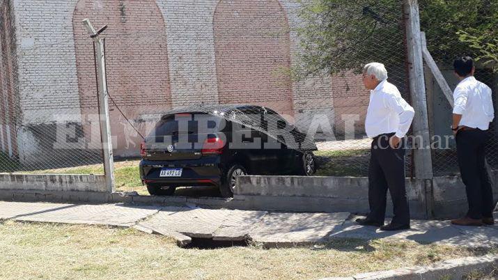 Por esquivar un auto se incrustoacute en el Penal de Varones