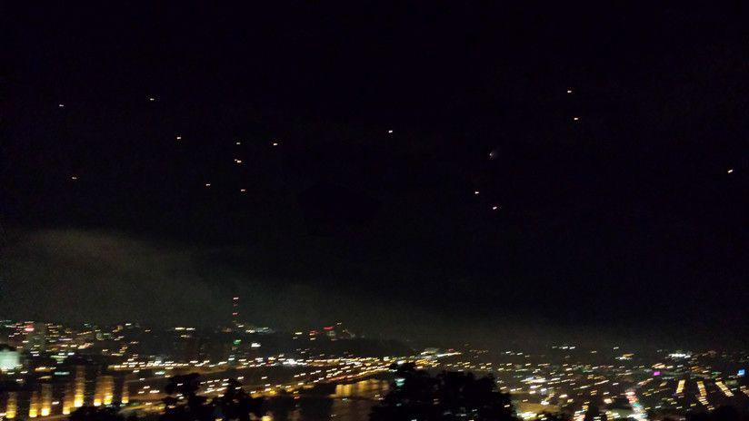 Extrantildeas luces aparecen en una transmisioacuten en vivo