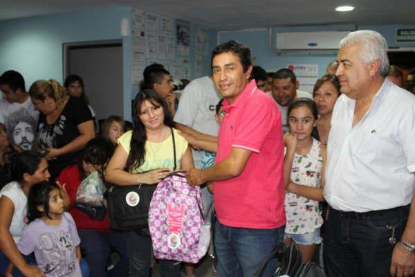 El Sindicato de Empleados de Comercio entregoacute maacutes de 400 mochilas y kits escolares a hijos de afiliados