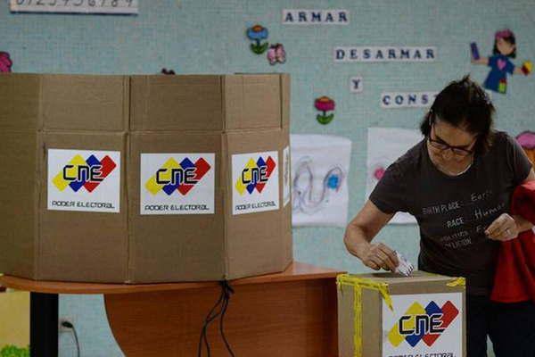 Maduro y otros dos candidatos firman acuerdo para respetar los resultados de las elecciones generales