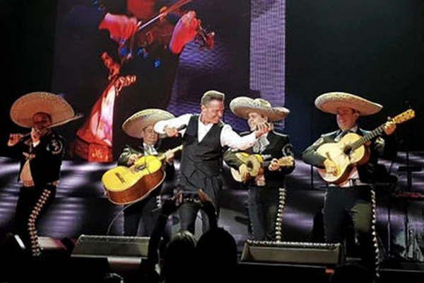 Criticaron a Luis Miguel por insultos y gestos obscenos en el escenario  