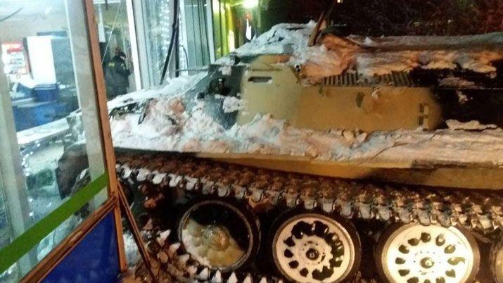 Roboacute un tanque y lo chocoacute contra un supermercado para robar vino