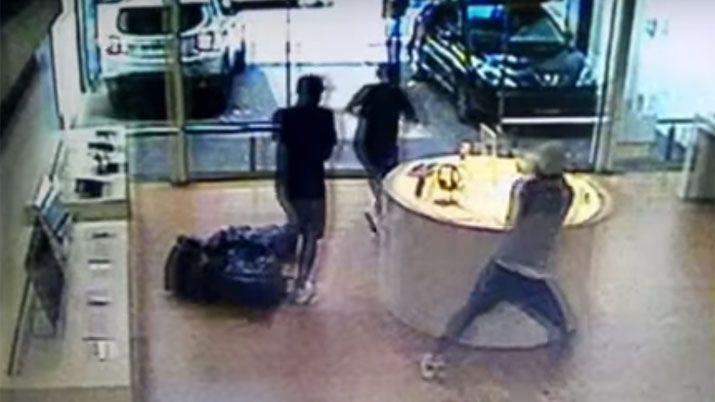 VIDEO Asiacute fue intento de robo y tiroteo en el local de tecnologiacutea