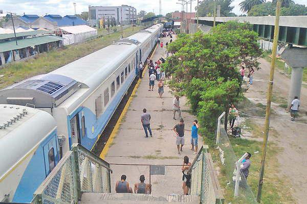 La Nacioacuten realizaraacute obras en la infraestructura para mejorar el servicio del tren a Buenos Aires  
