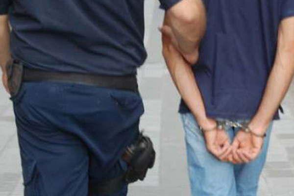 Amenazaba a su ex con publicar fotos y videos iacutentimos en las redes y terminoacute preso