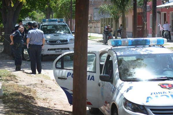 Fue a visitar a sus tiacuteos y les roboacute una billetera con 2000