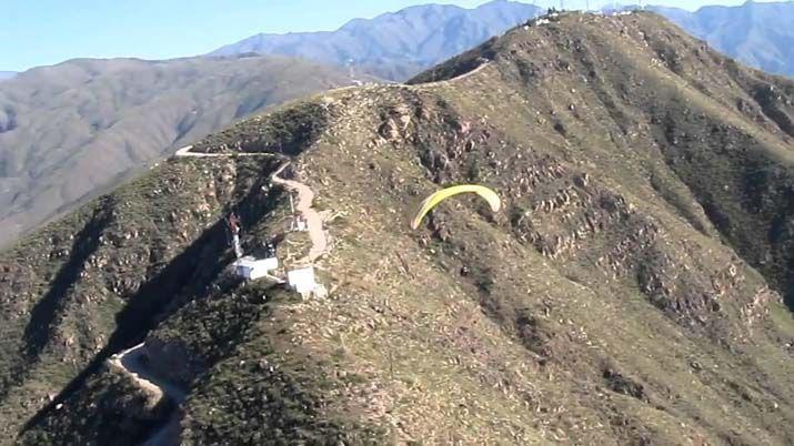 Murioacute al caer al vaciacuteo mientras haciacutea parapente en Mendoza