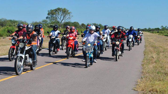 El gobernador Zamora peregrinoacute hacia Mama Antula en una Hondita Express