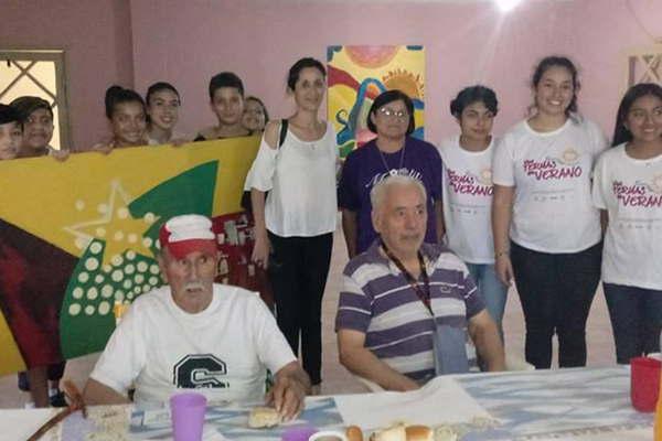 Alumnos del taller municipal de Artes Plaacutesticas visitaron el Hogar de Ancianos 