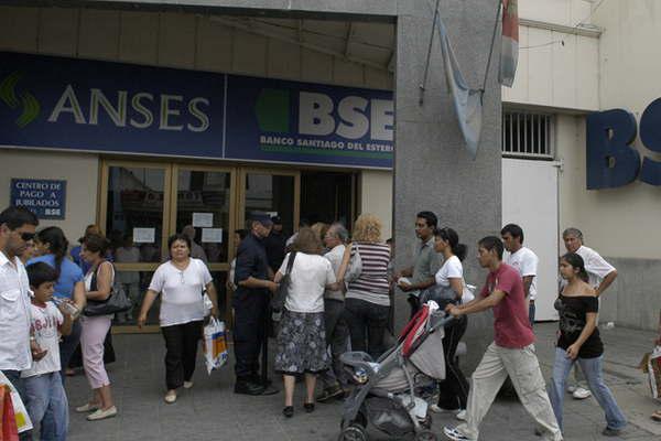 Beneficiarios de las asignaciones universales empiezan a cobrar hoy