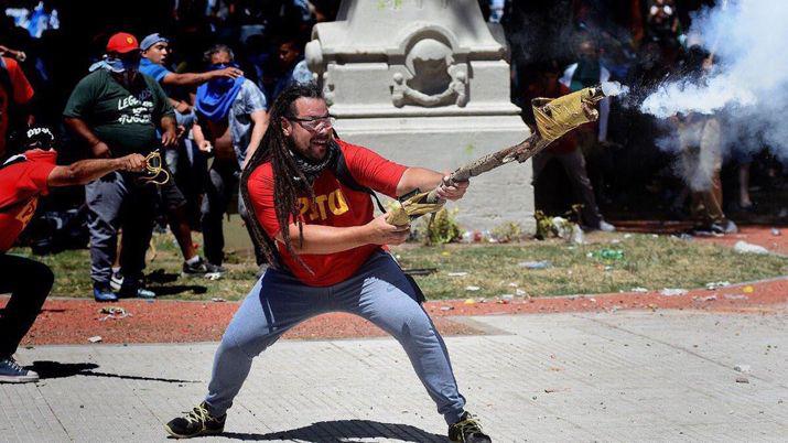 Captura internacional para el manifestante de la bazuca