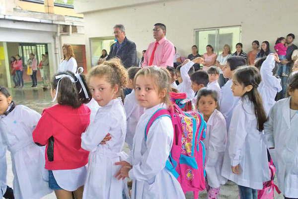 Pese a la lluvia las escuelas puacuteblicas y privadas del interior recibieron a miles de alumnos 