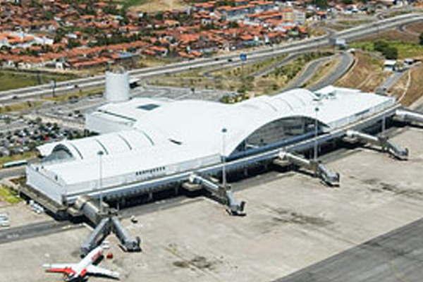 Roban 5 millones de doacutelares en un aeropuerto brasilentildeo 