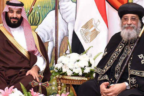 Histoacuterica visita del priacutencipe heredero de Arabia Saudita al patriarca de los cristianos de Egipto 