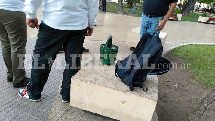 Estudiantes bebiendo de una damajuana alteraron el orden en plaza Libertad