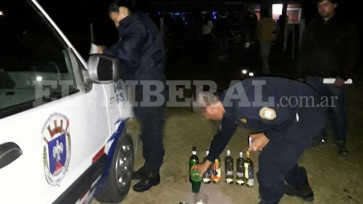 Desalojan a maacutes de 300 estudiantes de tres fiestas clandestinas