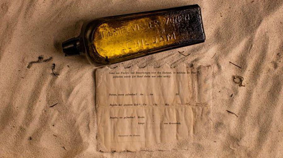 Encontroacute el mensaje maacutes antiguo del mundo en una botella arrojado al mar