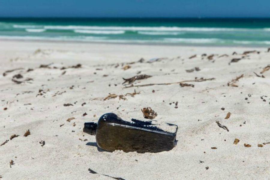 Encontroacute el mensaje maacutes antiguo del mundo en una botella arrojado al mar