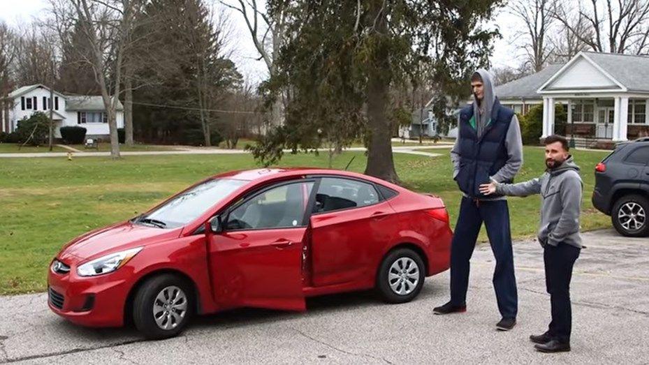 Tiene 17 antildeos mide 231 metros y asiacute se sube a un auto