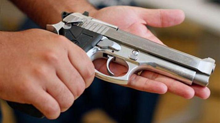 Su mujer lo quiso dejar y eacutel baleoacute en la cabeza a su propio hijo