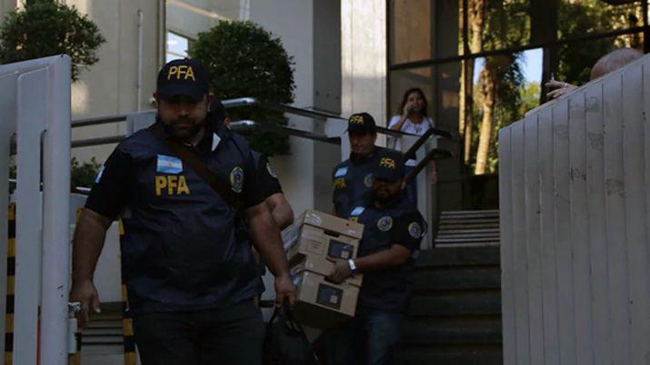 Allanaron la sede de la obra social de Camioneros por lavado de dinero