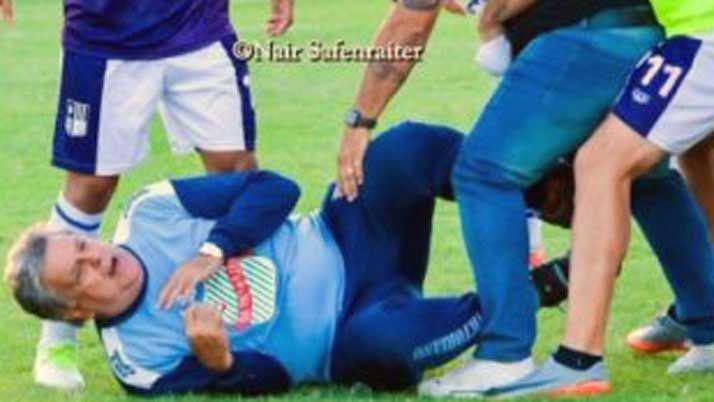 Escaacutendalo- golpearon a Luis Ventura mientras dirigiacutea un partido