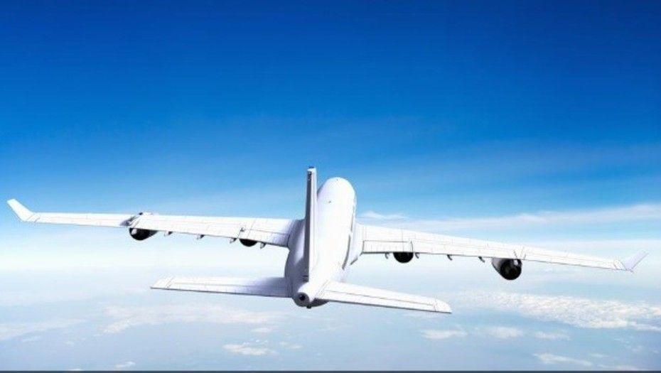 Intentoacute abrir la puerta de un avioacuten en pleno vuelo