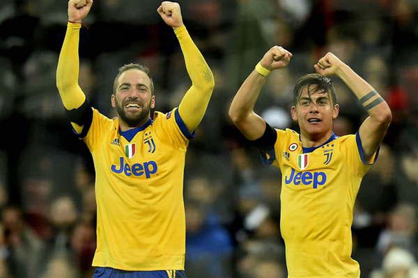 Juventus avanzoacute con goles de Higuaiacuten y Dybala