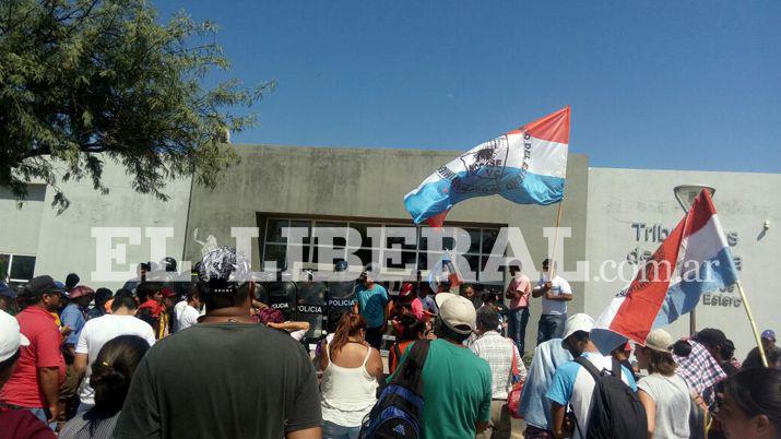 Campesinos se movilizaron en Antildeatuya en reclamo por desalojos