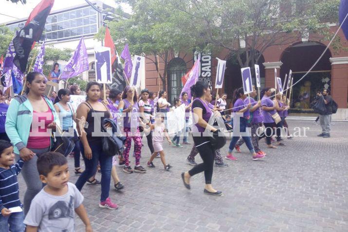 Ciento de santiagueñas dijeron presentes a la marcha que se organizó por el Día Internacional de la Mujer