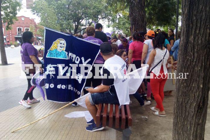 Las compañeras de la joven herida la rodearon hasta ser asistida por un servicio de urgencias médicas