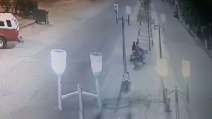 VIDEO  En moto y con un bebeacute a bordo asiacute roban en pleno centro