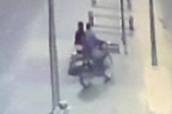 Caacutemaras de seguridad captaron a delincuentes robaacutendose tachos de basura