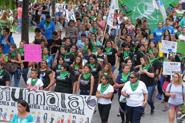 Multitudinaria marcha de mujeres santiaguentildeas por el centro de la ciudad