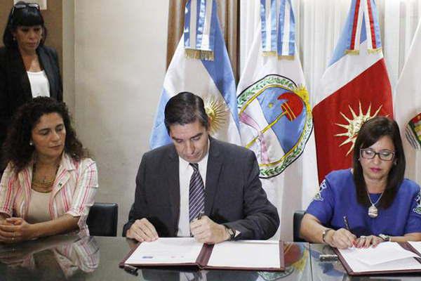 La intendente Fuentes firmoacute importantes convenios con la Ucse