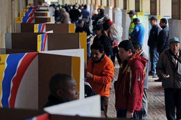 Los colombianos  votan legisladores 